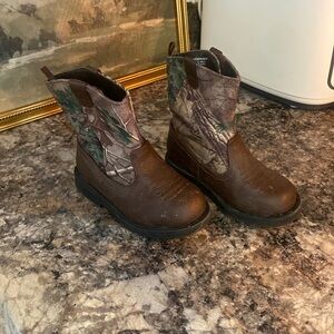 Real tree toddler cowboy boots 
Size 7